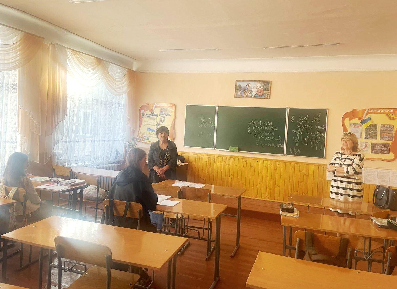 Декан факультету філології і журналістики Вільчинська Т. П. під час профорієнтаційної зустрічі